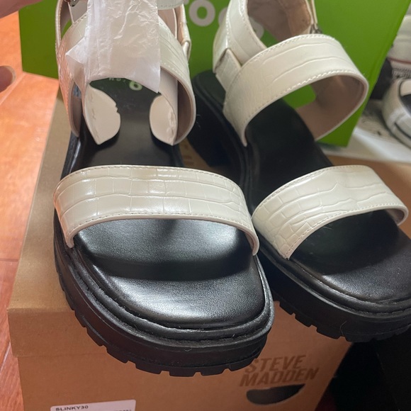 NWT CHUNKY WHITE SANDALS SOLD - Picture 4 of 6
